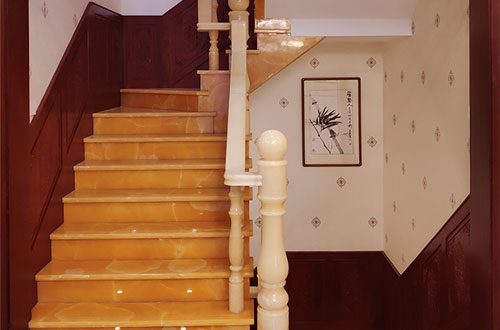 新乡中式别墅室内汉白玉石楼梯的定制安装装饰效果